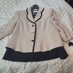 New With Tags Le Suit Women's Work Suit Jacket with Black Skirt